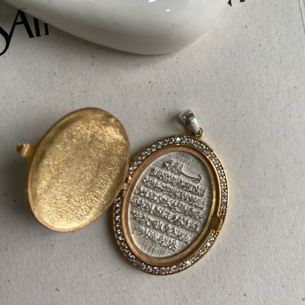 Locket in Silver with Stones.